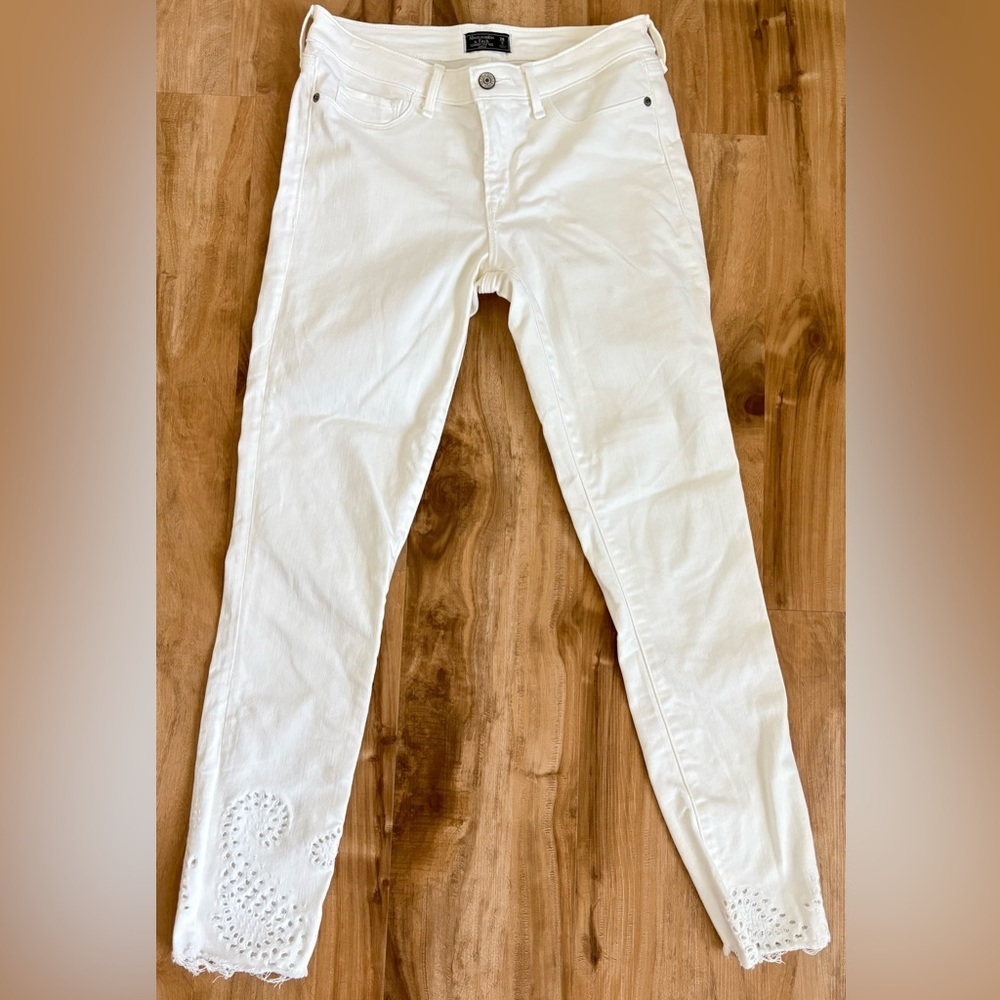 Abercrombie & Fitch Harper Low Rise Eyelet Ankle Jeans in White - Size 2 (Long)